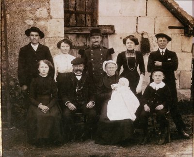 Boerenfamilie uit de Sarthe-regio bij een doop, eind 19e eeuw door French Photographer